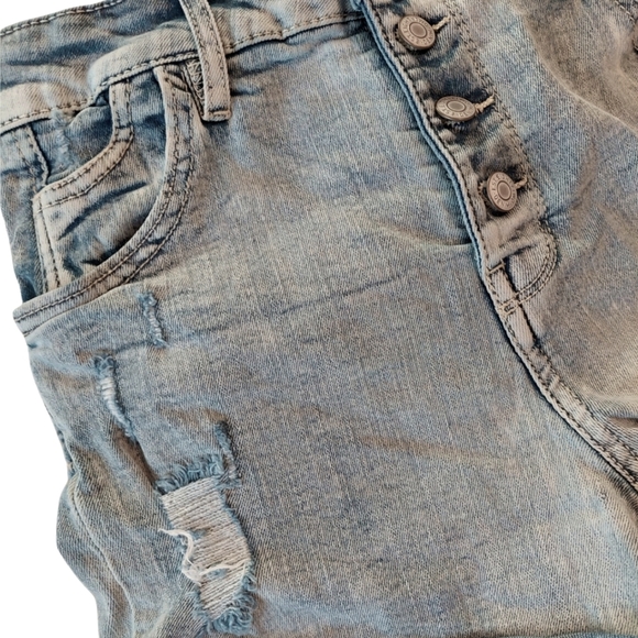 Ardene denim shorts. Light wash. - Picture 3 of 4